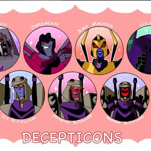 Op de afbeelding: Een roze achtergrond met zeven cirkelvormige illustraties van Decepticon-personages uit Transformers. Elk personage heeft een ander kleurenschema, waaronder grijs, rood, geel, paars en groen. Het woord "DECEPTICONS" staat in het wit onderaan.