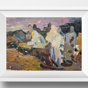 Puede incluir: Una pintura al óleo en un marco blanco. La obra representa un grupo de figuras en un paisaje, renderizadas con gruesas pinceladas en tonos de marrón, amarillo, azul y blanco. El cielo es una mezcla de morado y rosa.
