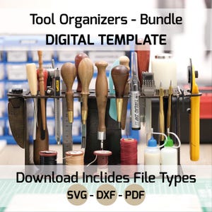 以下が含まれることがあります： ツールオーガナイザーのデジタルテンプレート。木製のスタンドに、あぶみ、針、糸通しなど、さまざまなツールが備わっています。テンプレートは、SVG、DXF、PDFファイル形式で入手できます。