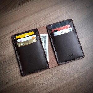 Cartera vertical de cuero hecha a mano V2: billetera plegable clásica y minimalista de cuero genuino con ranuras para tarjetas y opciones de personalización
