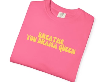 Atmen Sie Sie Drama Queen Comfort Colors® T-Shirt, Retro 70er Jahre Grafik-T-Shirt, lustig sarkastisch, sagen Sie es, wie Sie es meinen Serie