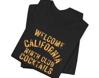 Willkommen California Ninth Club Cocktails Vintage Bar Logo Tee Liz schrumpfende Bella Canva
