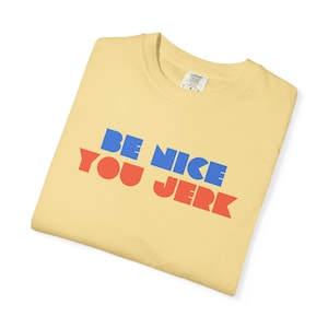 Camiseta "Sé amable, idiota" / Colores cómodos, diseño de Shrinking Liz