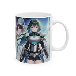 Pode incluir: Caneca de cerâmica branca com uma ilustração de anime colorida que apresenta uma personagem feminina com cabelo verde e uma armadura branca e azul. A personagem está segurando uma espada e está cercada por um fundo azul e branco.