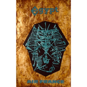 Könnte beinhalten: Ein abstrakter Kunstdruck mit dem Wort "Egypt" in Türkis, über einem türkisfarbenen und schwarzen Hieroglyphen-Design. Die Worte "Air France" stehen unten, alles auf einem strukturierten, goldfarbenen Hintergrund.