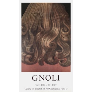Peut inclure: Une affiche présentant une illustration détaillée de cheveux bruns et ondulés, coiffés en grandes boucles. Le point central de l'œuvre est la chevelure. Le nom "GNOLI" est imprimé en gras, en noir, en bas, avec des dates et une adresse de galerie.