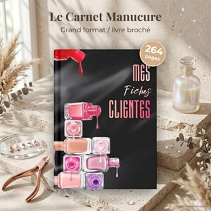 Peut inclure: Un cahier noir intitulé "Le Carnet Manucure" avec le texte "Mes Fiches CLIENTES" en rose. La couverture présente des illustrations de flacons de vernis à ongles dans différentes nuances de rose. Le cahier contient 264 pages. Autres éléments : une bouteille en verre et des outils pour les ongles.
