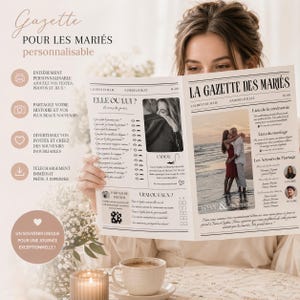 Puede incluir: Una mujer sostiene un periódico de bodas personalizado titulado "Gazette Pour Les Mariés". El periódico presenta fotos, texto y juegos, con secciones como "Elle ou Lui?" y "La Gazette Des Mariés". Una taza de café y una vela están en primer plano.