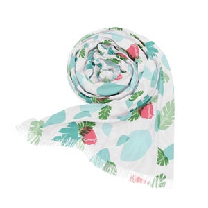 Puede incluir: Bufanda blanca con un estampado repetido de formas florales y de hojas turquesas y rosas. La bufanda está enrollada y tiene un borde con flecos. La bufanda está hecha de tela ligera.