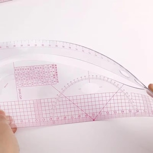 Puede incluir: Reglas de costura de plástico transparente con líneas de cuadrícula rojas y marcas de medición. El conjunto incluye una regla curva, una regla recta y un transportador. Las reglas se utilizan para la creación de patrones y el diseño.