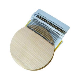 Może przedstawiać: Okrągła drewniana podstawa z przymocowanym metalowym narzędziem do robienia na drutach. Narzędzie ma szereg metalowych igieł, które służą do tworzenia dzianiny.