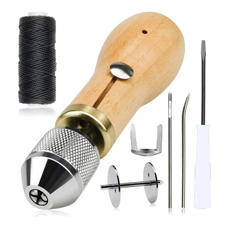 Puede incluir: Un kit de herramientas de artesan&iacute;a en cuero con una lezna de coser con mango de madera, una bobina de hilo negro y varias herramientas met&aacute;licas, incluyendo agujas y un destornillador. La lezna tiene un mandril de metal plateado y un collar de lat&oacute;n.