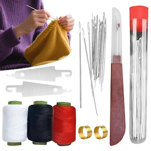 Può includere: Una collezione di forniture per maglieria e cucito. Include rocchetti di filo bianco, nero e rosso, due ferma maglie in plastica bianca, un set di aghi, uno scucitore, due proteggi dita dorati e un tubetto di aghi. Una persona sta lavorando a maglia con filo giallo.