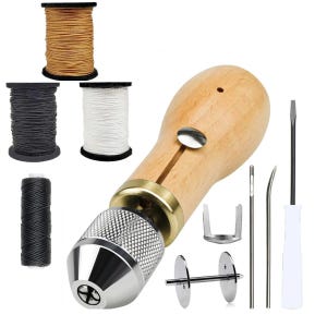 Puede incluir: Un kit de herramientas de artesan&iacute;a en cuero con una lezna con mango de madera y portabrocas de metal plateado, varias agujas, un destornillador y carretes de hilo negro, blanco y beige. Incluye una herramienta de metal para trabajar el cuero.