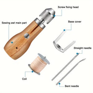 Puede incluir: Un kit de lezna de costura para cuero con mango de madera, cabezal de fijaci&oacute;n por tornillo, cubierta base, agujas rectas y curvas, y una bobina de hilo. Los elementos est&aacute;n sobre un fondo blanco.