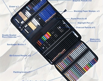 Può includere: Una custodia nera aperta piena di una varietà di articoli per l'arte, tra cui matite a grafite, matite a carboncino, matite ad acquerello, matite colorate ad olio, matite colorate metalliche, matite pastello, tocchi di carta per sfumare, un temperamatite, una gomma, un prolunga per matite a doppia testa, un blocco di carta vetrata e un pennello.