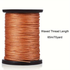 Puede incluir: Una bobina de hilo encerado de color cobre. El hilo est&aacute; enrollado firmemente alrededor de una bobina negra. El texto en la imagen dice "Waxed Thread Length 65m/70yard". Este hilo es adecuado para varios proyectos de artesan&iacute;a.