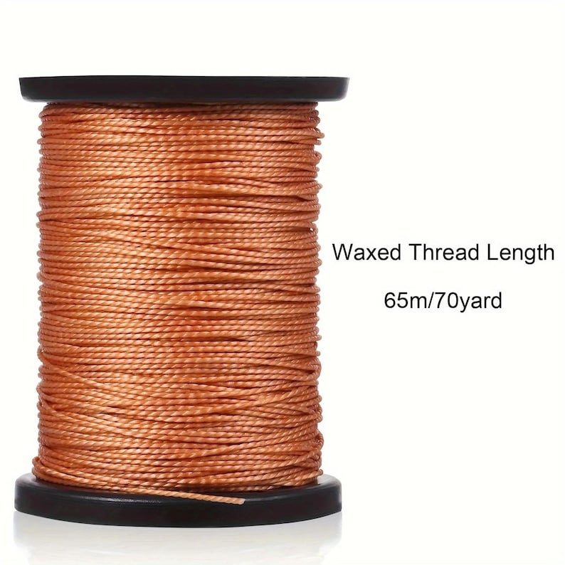 Puede incluir: Una bobina de hilo encerado de color cobre. El hilo est&aacute; enrollado firmemente alrededor de una bobina negra. El texto en la imagen dice "Waxed Thread Length 65m/70yard". Este hilo es adecuado para varios proyectos de artesan&iacute;a.