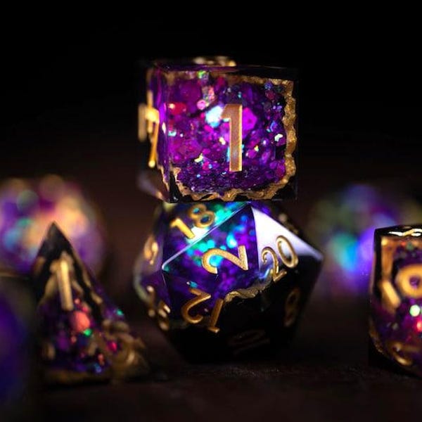 Sagenhafte Rift Geode Würfel Set für DnD | Sharp Edge Polyedrischen Würfel | Resin D&D Würfel Set für Tabletop RPGs | Pinke und Lila D&D Würfel
