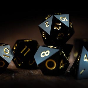 Schwarze Sharp Edge Würfel für DnD | Polyedrisches Würfelset dunkel | Resin Shadow Strike Würfel für Tabletop RPGs und DnD Geschenke