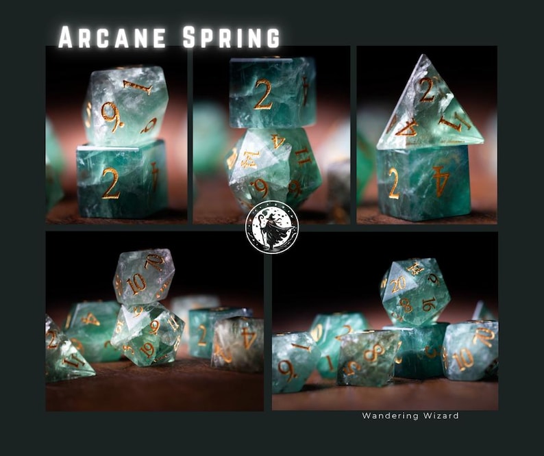 Puede incluir: Un conjunto de dados de m&uacute;ltiples caras en varias formas y tama&ntilde;os. Los dados son de color verde azulado transl&uacute;cido con n&uacute;meros dorados. El texto "Arcane Spring" est&aacute; en la parte superior de la imagen y "Wandering Wizard" en la parte inferior.
