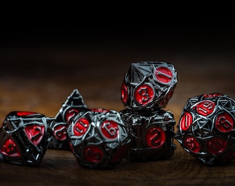 Zwart-rode metalen dobbelsteenset voor DnD | Metalen veelvlakkige dobbelstenen | Dark Ember Luminous Dice voor tafel-RPG's | Zachte en rode dobbelstenen