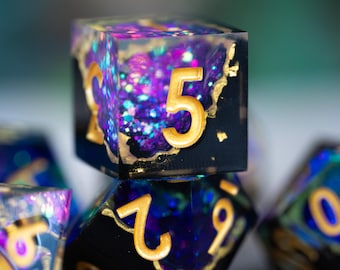D&D Würfel / Sharp Edge Würfelset für D&D / Polyedrische Würfel / D&D Geschenke / D&D Resin Würfelset / Luminous Hex / Lila Würfel