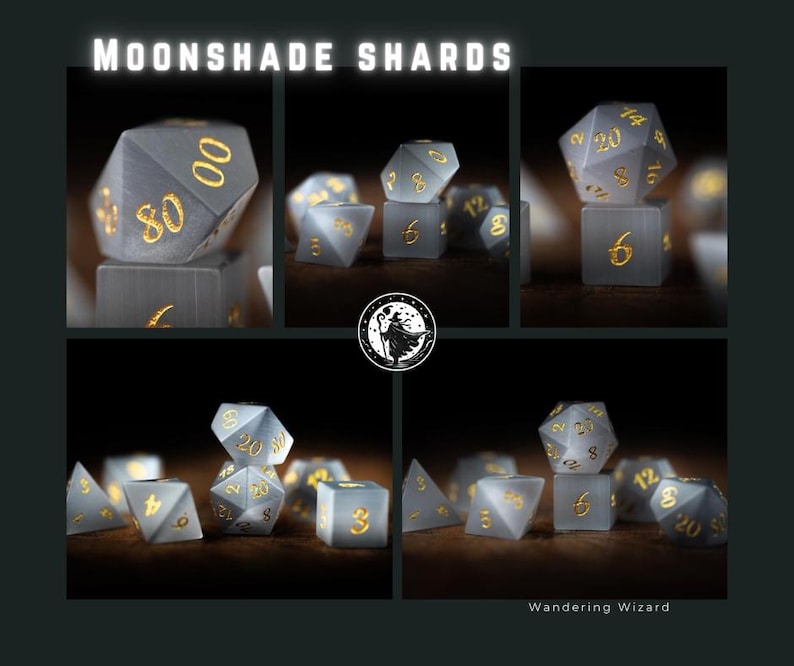 Puede incluir: Un conjunto de dados Moonshade Shards. Los dados son de color gris transl&uacute;cido con n&uacute;meros dorados. La imagen incluye varias formas de dados, incluyendo D20, D6 y D4. El texto "MOONSHADE SHARDS" est&aacute; en la parte superior.