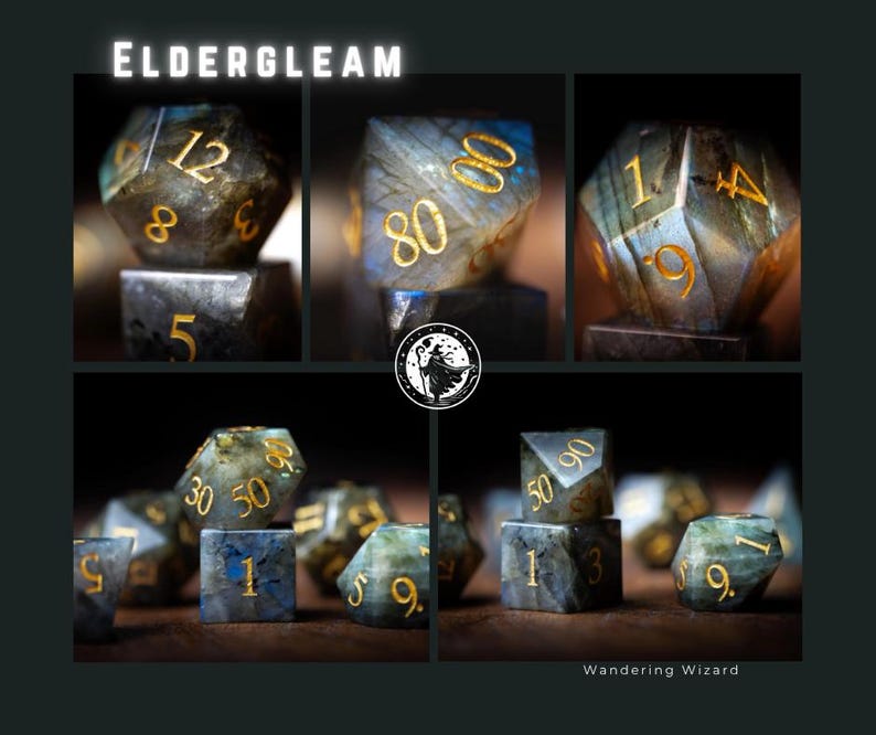 Puede incluir: Un conjunto de dados de piedras preciosas con n&uacute;meros dorados. Los dados son de varias formas y tama&ntilde;os, con una mezcla de tonos azules, verdes y marrones. La palabra "ELDERGLEAM" est&aacute; en la parte superior y "Wandering Wizard" en la parte inferior.