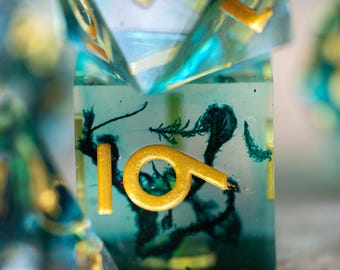 Dés du MDN / Jeu de dés à bords tranchants pour le MDN / Relique de Mossgrove / Jeu de dés polyédriques / Cadeaux du MDN / Jeu de dés en résine du MDN / Dés noirs