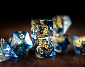 Juego de dados espaciales azules y dorados para D&D / Dados poliédricos brillantes con bordes afilados / Dados de resina de la noche estrellada para juegos de rol de mesa