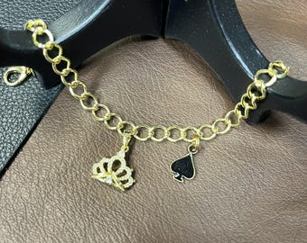 Madura - Tobillera de cadena única con corona y pala QOS con acabado dorado para Hotwife, esposa caliente, esposa swinger, esposa compartida, zorra en tu vida.