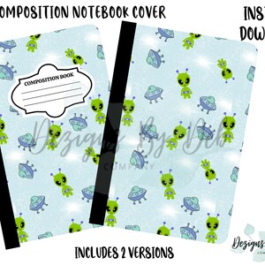 Könnte beinhalten: Zwei Notizbuchumschläge mit hellblauem Hintergrund und einem Muster aus grünen Außerirdischen und fliegenden Untertassen. Die Notizbücher haben schwarze Rücken und den Text "COMPOSITION NOTEBOOK COVER" und "INSTANT DOWNLOAD". Ein Notizbuch hat ein Etikett mit der Aufschrift "COMPOSITION BOOK".