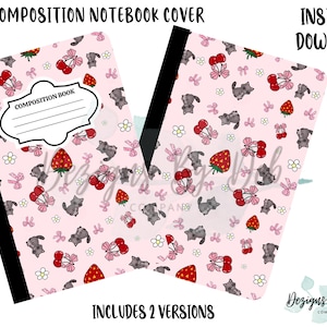 Op de afbeelding: Twee omslagen van een compositieboek met een roze achtergrond en een herhalend patroon van grijze katten, aardbeien, kersen en strikken. De notebooks hebben zwarte ruggen en de tekst "COMPOSITION NOTEBOOK COVER" en "INSTANT DOWNLOAD". De notebooks bevatten 2 versies.