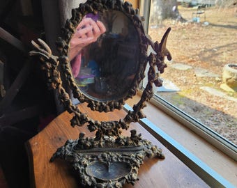 Lustro uchylne do toaletki w stylu secesyjnym i wiktoriańskim, odlewane z metalu, z ozdobnym ptakiem, motywem kwiatowym i podstawą na drobiazgi, Glam Regency, 13x9,5x7