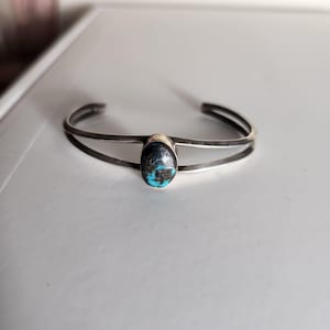 Brazalete Navajo de Plata de Ley con Piedra Turquesa y Diseño de Doble Banda
