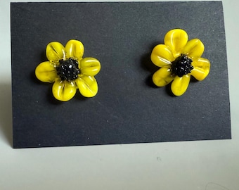 Handmade Yellow Daisy Stud Earrings – Flameworked Glass Jewelry
