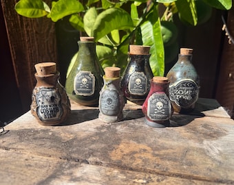 Botella de veneno de cerámica hecha a mano / Decoración de boticario gótico / Botella de Halloween con temática de brujas / Estilo cottagecore oscuro / Cerámica de colección