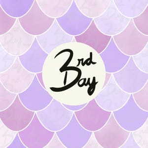 Puede incluir: Un círculo blanco con el texto "3rd Day" en escritura cursiva negra sobre un fondo de escamas superpuestas de color púrpura y rosa.