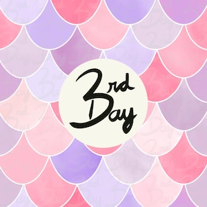 Puede incluir: Un círculo blanco con el texto "3rd Day" en caligrafía negra sobre un fondo de escamas de sirena rosa y morado.