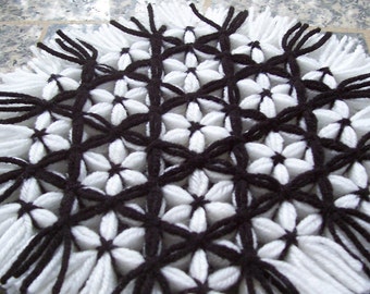 Retro Yarn Trivet: Black & White Daisy Trellis Hot Pad