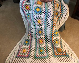 Crochet Granny Square Afghan: Modern Flower Throw (40x52)