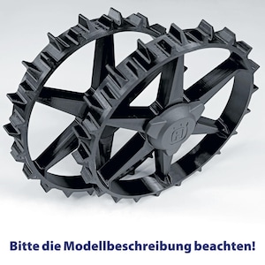 Könnte beinhalten: Schwarzes Speichenrad mit gezahntem Außenrand. Das Rad hat eine zentrale Nabe mit einem Logo. Der Text am unteren Rand des Bildes lautet "Bitte die Modellbeschreibung beachten!"