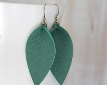 Handmade genuine leather leaf earrings | Kelly green color | Soft petal shaped earrings