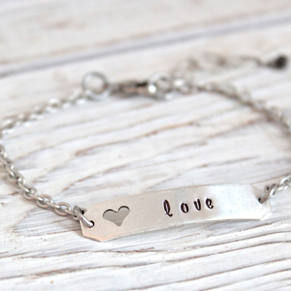Liebe.  Matt Silber gestempelt Herz Armband.  Bettelarmband. Zierliche süße und einfache Armband.  Mutter Tochter Schwester Frau Geschenk.