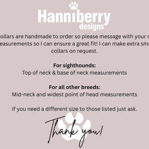 Op de afbeelding: Een lichtroze informatieve afbeelding met witte tekst die Hanniberry designs leest, waarin staat dat halsbanden handgemaakt zijn op bestelling. Het geeft meetinstructies voor windhonden en andere rassen, eindigend met Thank you.