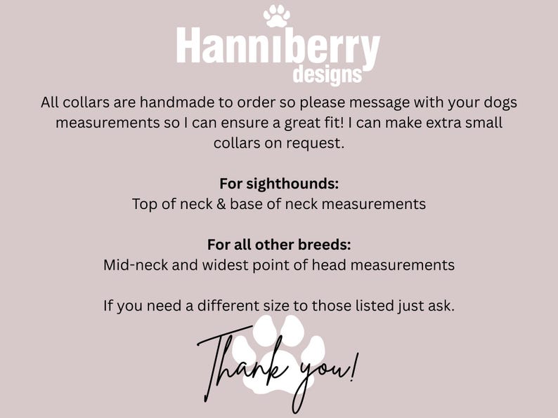 Op de afbeelding: Een lichtroze informatieve afbeelding met witte tekst die Hanniberry designs leest, waarin staat dat halsbanden handgemaakt zijn op bestelling. Het geeft meetinstructies voor windhonden en andere rassen, eindigend met Thank you.
