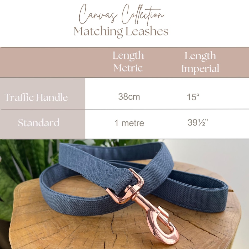 Op de afbeelding: Een blauwe canvas hondenriem met een draaibare musketonhaak van ros&eacute;goudkleurig metaal. Een tabel toont de lengtes: verkeerslijn 38 cm en standaard 1 meter. De tekst luidt Canvas Collection Matching Leashes.