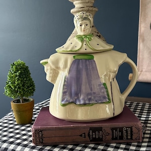 Vintage Shawnee Pottery Granny Ann 1940&#39;s Teapot