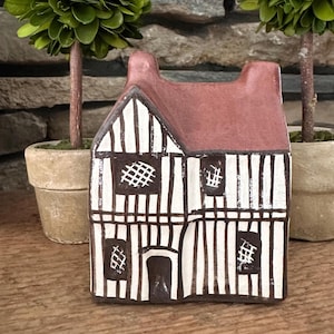 Könnte beinhalten: Rustikales Holzschild mit dem Text "Welcome to our home" in handschriftlichem Stil. Das Schild hat eine Used-Optik und ein schlichtes, einladendes Design, perfekt für eine Veranda oder einen Eingangsbereich.